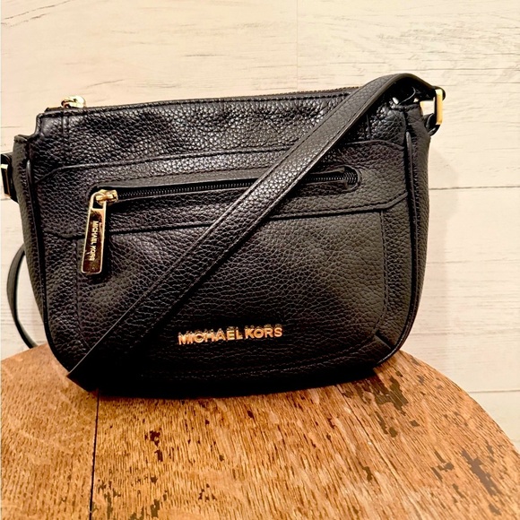 MICHAEL KORS Julia Women MK MD Messenger Bag Purse Black Leather Gold 38H8XJQM2L - Picture 1 of 8